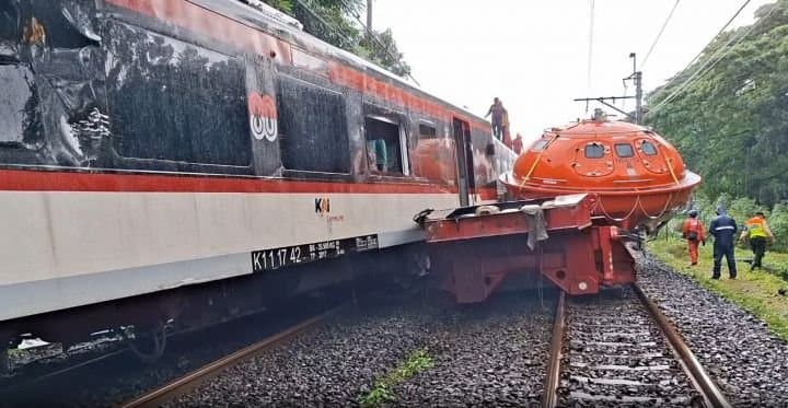 Kereta Bandara Soekarno-Hatta Tabrak Truk Trailer di Poris: Kronologi, Penyebab, dan Dampaknya