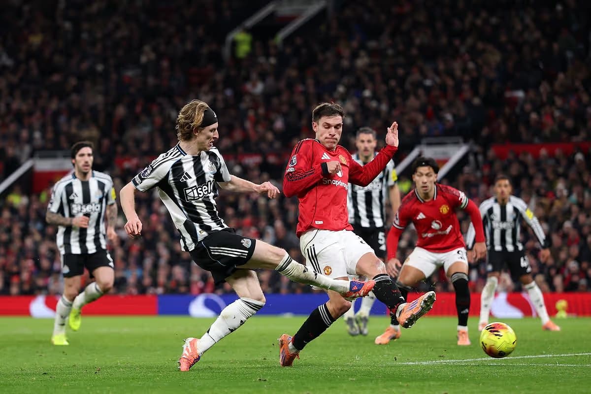 Newcastle Tundukkan Manchester United 2-1, Kemenangan Penting di St James' Park. Foto:  Manchester Evening News