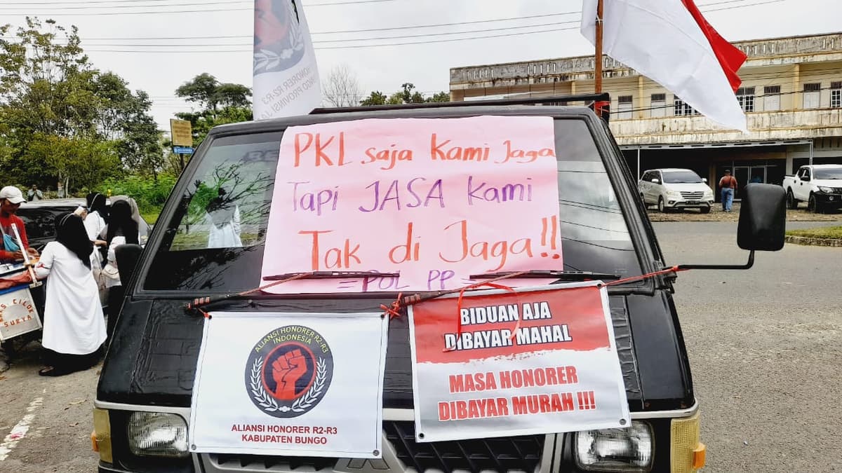 Ketua DPRD Bungo Sambut Massa Aksi, Wakil Ketua DPRD Soroti Ketidakhadiran Bupati