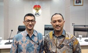 Juru Bicara KPK Tessa Mahardhika Sugiarto (kanan) dan anggota Tim Jubir KPK Budi Prasetyo (kiri). KPK Sita Uang Rp 476 Miliar dalam Kasus Korupsi Tambang Batu Bara Rita Widyasari